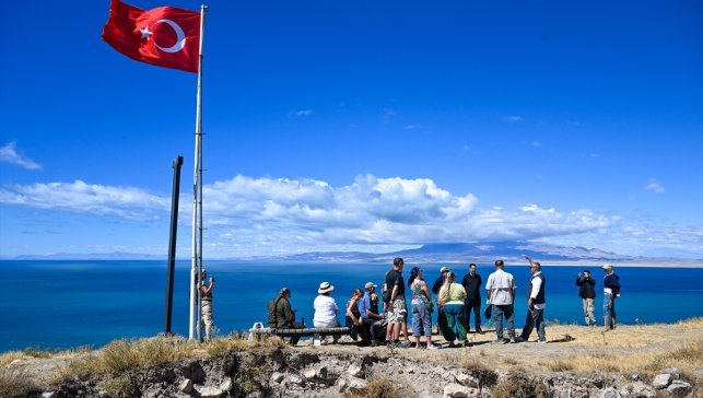 Van Gölü manzaralı Ayanis Kalesi turistlerin uğrak noktası oldu