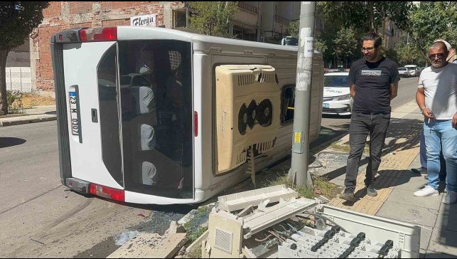 Kamyonet ile çarpışan yolcu minibüsü devrildi