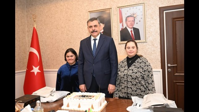 Erzurum Valiliği'nin güllerine sürpriz