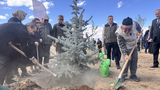 Erzurum'da sağlık çalışanları ve yaşlılar fidan dikti