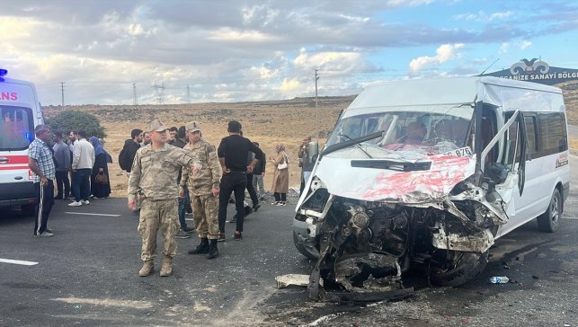 Van'da öğrenci servisi ile tırın çarpışması sonucu 14 kişi yaralandı