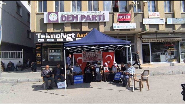 Muş'ta ailelerin DEM Parti önündeki eylemi sürüyor