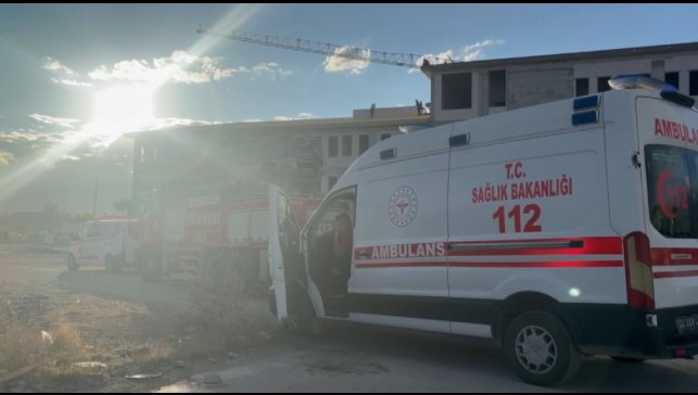 Alacaklarını alamayan işçiler çatıya çıktı