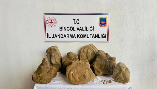Bingöl'de figür işlemeli 17 kaya parçası ile 12 sikke ele geçirildi