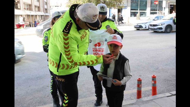 Erzurum'da polisten "Önce Yaya" farkındalığı uygulaması