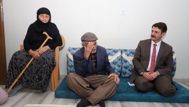 Çukurca Kaymakamı Cebeci'den yaşlılara ziyaret