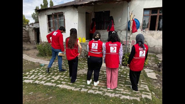Kızılay Patnos şubesi ihtiyaç sahibi ailelere yardım ulaştırdı
