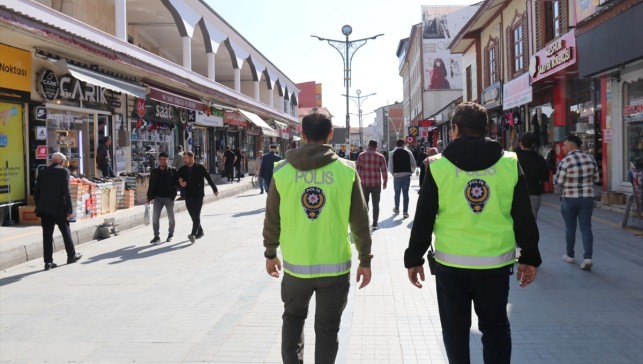 Ağrı'da polis vatandaşların güvenliği için caddelerde denetim yapıyor