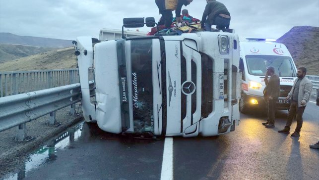Kars'ta devrilen saman yüklü tırın sürücüsü yaralandı