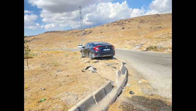 Kontrolden çıkan otomobil bariyerlere çarptı: 4 yaralı