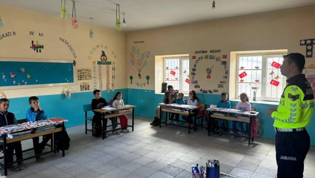 Bitlis'te ilkokul öğrencilerine trafik eğitimi verildi