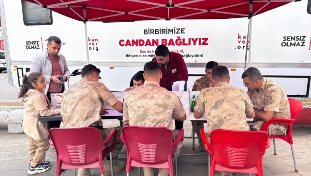 Karlıova'da düzenlenen kan bağışı kampanyasına jandarmadan destek