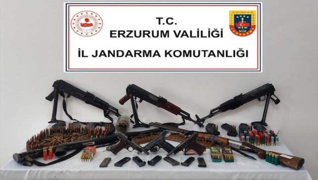 Erzurum'da silah kaçakçılığı operasyonunda yakalanan 2 zanlı tutuklandı
