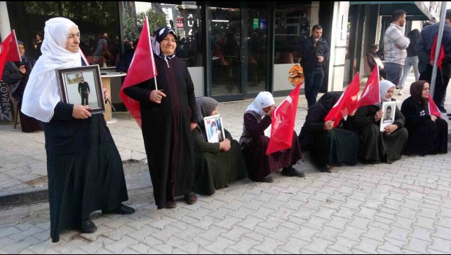 Evlat nöbetindeki annelerin umutlu bekleyişi sürüyor