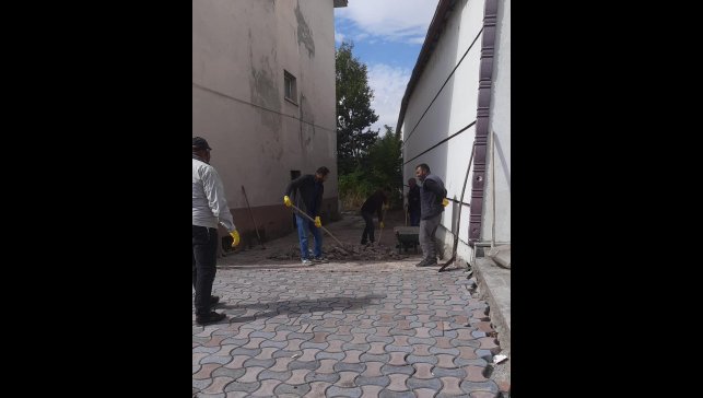 Arpaçay'da kaldırımlar kilitparke taş döşeniyor