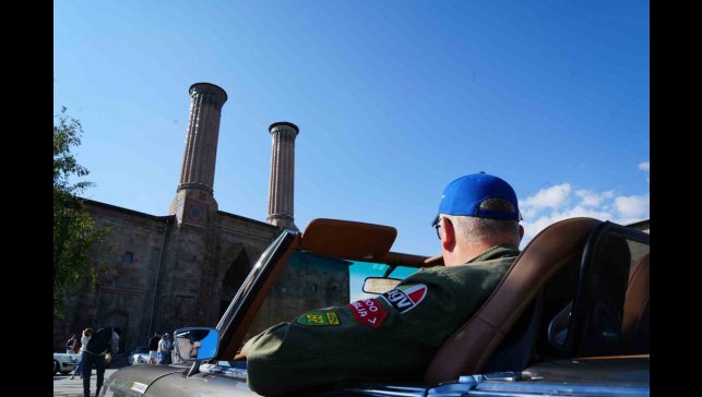 Klasik araç tutkunlarının Türkiye turu Erzurum'dan başladı