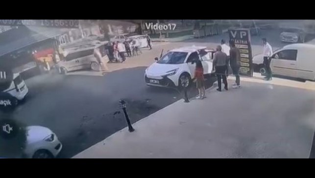 Tartıştığı sürücüye saldırdı: O anlar kamerada