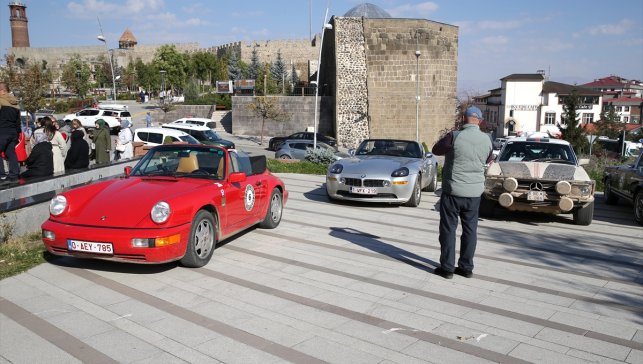 Belçika'dan yola çıkan klasik otomobil tutkunları, Türkiye turuna Erzurum'dan başladı