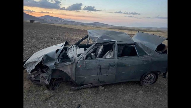 Lastiği patlayan otomobil karşı yoldan gelen cipe çarptı