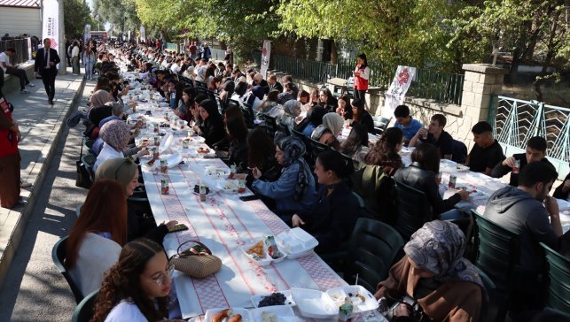 Erzincan'da üniversite kazanan öğrencilere "Hoş Geldiniz" kahvaltısı verildi