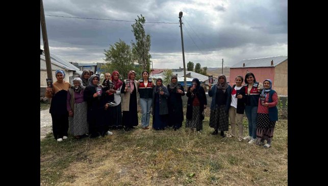 Kars'ta jandarma kadınları KADES hakkında bilgilendiriyor