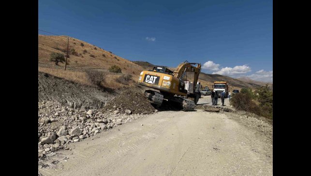 Büyükşehir Belediyesi ekipleri kış öncesi mahalle köy yolları için seferber oldu