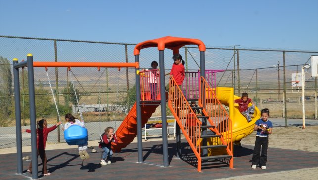 Hasköy'de köy okulunun bahçesine oyun grubu kuruldu