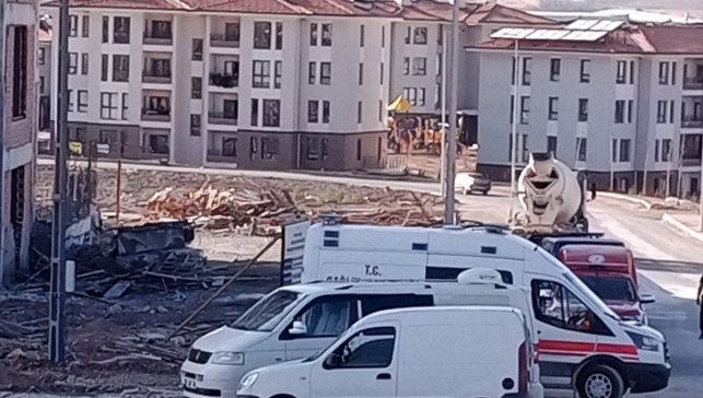 Malatya'da inşaata beton dökümü esnasında kalıbın çökmesi sonucu 2 işçi yaralandı