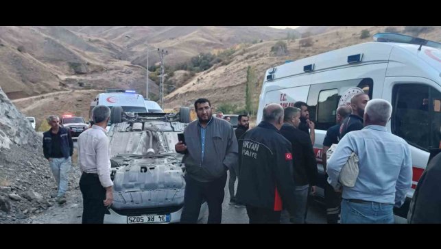 Hakkari'de kontrolden çıkan otomobil takla attı: 3 yaralı