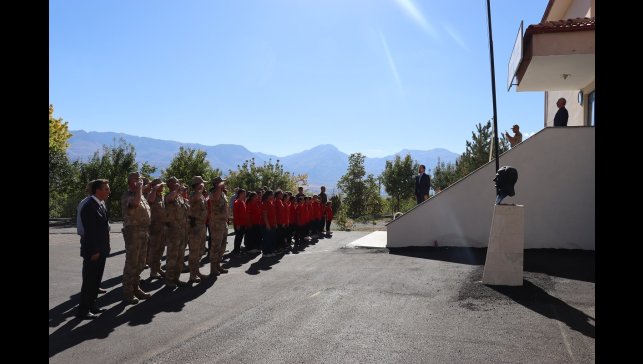 Köy okuluna jandarmadan Atatürk köşesi
