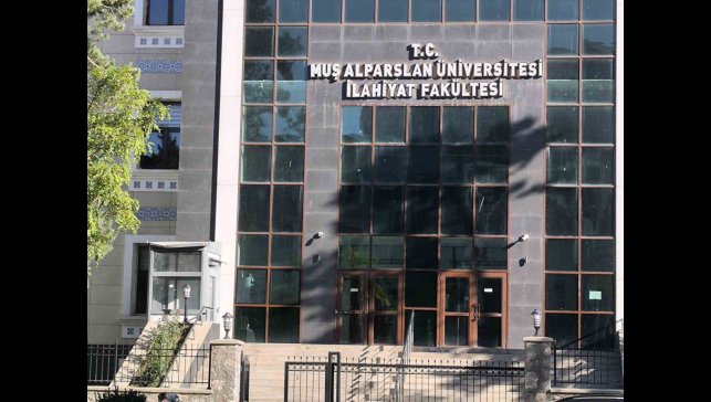 Muş Alparslan Üniversitesi'nde engelli vatandaşlardan "çalışmayan asansör" tepkisi