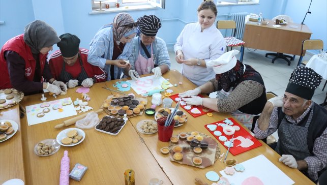 Erzincan'da özel gereksinimli bireyler pasta ve kurabiye yaparak sosyalleşiyor