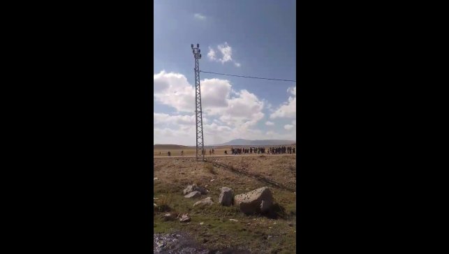 Tekman'da cenaze sırasında iki aile birbirine girdi