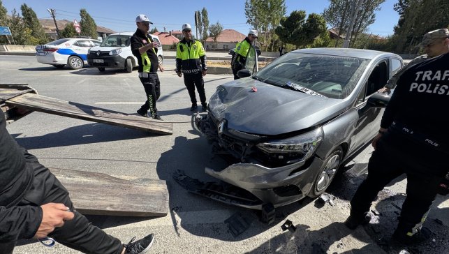 Yüksekova'da iki otomobilin çarpışması sonucu 1 kişi yaralandı