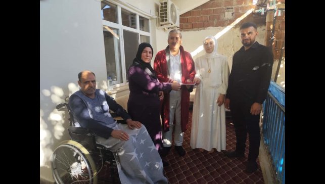 Rahatsızlığından dolayı nikaha katılamayan babaya duygulandıran sürpriz