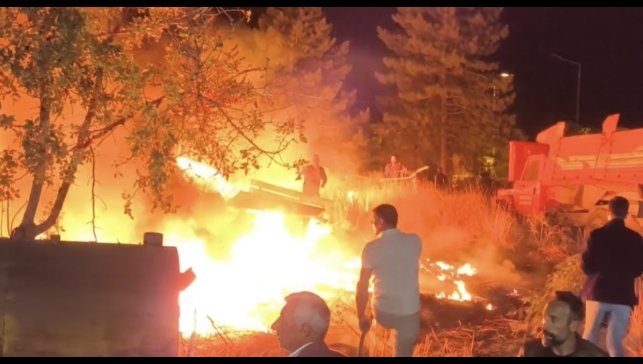 Düğün salonu yakınında çıkan yangın paniğe neden oldu