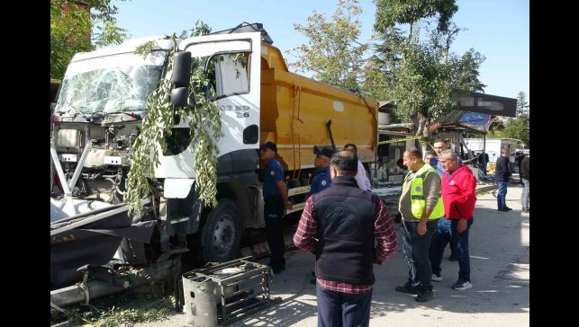 Malatya'da kontrolden çıkan hafriyat kamyonu iş yerlerine daldı: 4 iş yeri kullanılamaz hale geldi