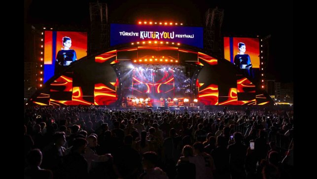 Malatya Kültür yolu festivalinde Ebru Yaşar'dan görkemli başlangıç