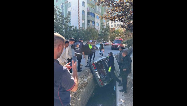 Van'da otomobil su kanalına düştü: 1 yaralı