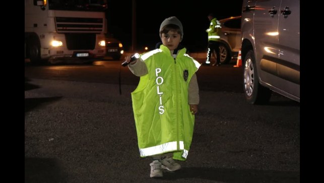 Ağrı girişinde minik polis dikkat çekti