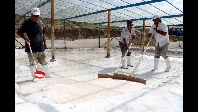 Evliya Çelebi'nin övgüyle bahsettiği alanda 3 bin yıldır su ekip tuz üretiyorlar
