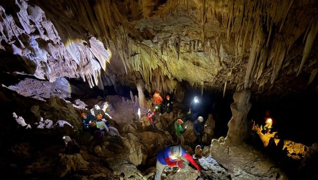 Hakkari'de doğaseverler Sümbül Mağarası'nı gezdi