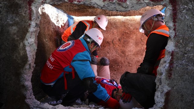 Deprem kuşağındaki Hakkari'de gönüllüler eğitimlerle olası afetlere hazırlanıyor
