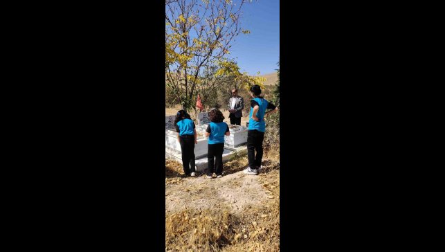 Şehit öğretmenler kabirleri başında anıldı