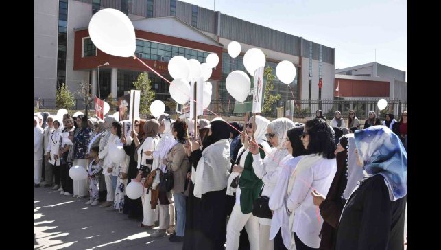 Bitlis'te kadınlar beyaz balonla İsrail'i kınadı