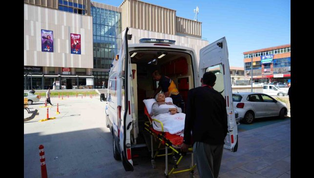 Erzincan'da taburcu edilen hastalar ihtiyaç halinde evlerine ambulansla ücretsiz götürülüyor