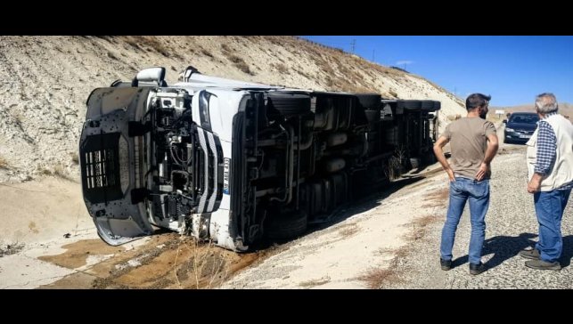 Sürücüsünün direksiyon hakimiyetini kaybettiği Tır yan devrildi