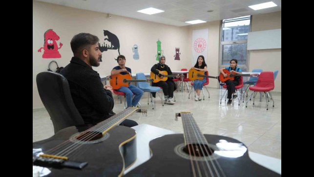 Gençlik Merkezi'nde gençler sanatı keşfediyor