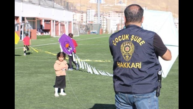 Hakkari polisinden çocuklar için uçurtma şenliği düzenlendi