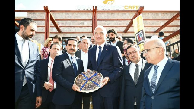 Bakan Ersoy, Battalgazi'nin seramik eserlerini inceledi